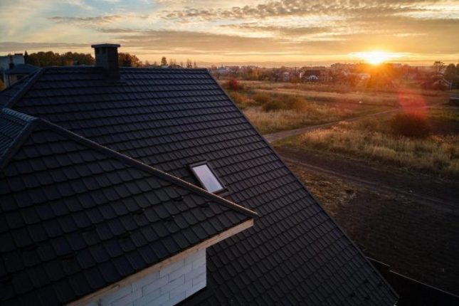 Wybieramy pokrycie dachowe – na jakie cechy zwrócić uwagę, aby służyło latami?
