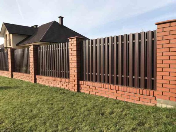 Ogrodzenie wykonane z metalu, drewna czy murowane? Propozycje na solidne ogrodzenia!