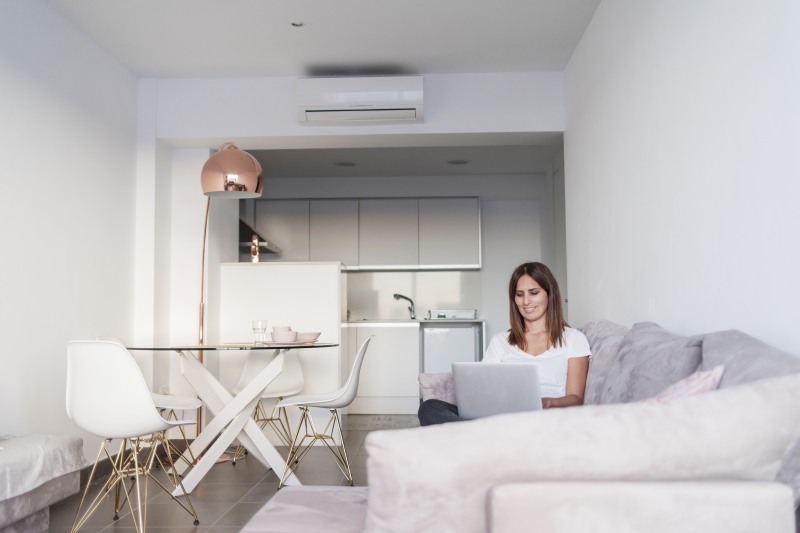 Jak szybko schłodzić mieszkanie bez konieczności instalacji klimatyzatora oraz zachowując niski koszt?