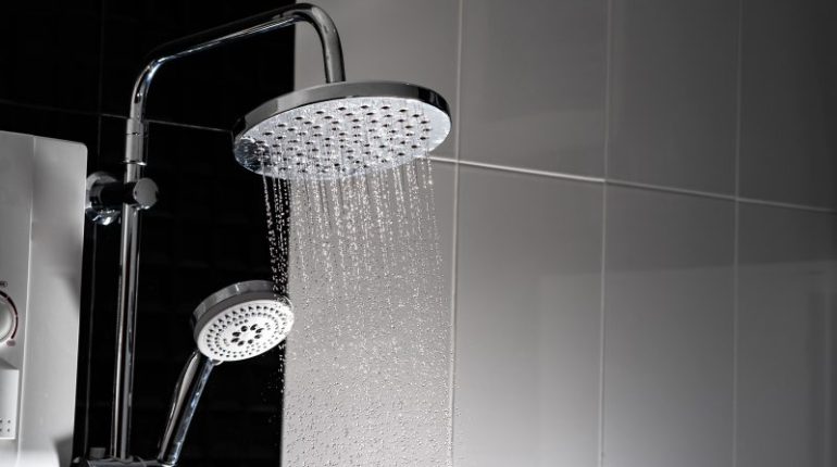 Porównanie deszczownicy z tradycyjnym natryskiem w nowoczesnym zestawie prysznicowym