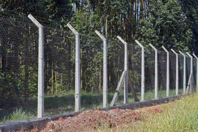 Instalacja siatki ogrodzeniowej z metalu - budowa ogrodzenia z siatki ogrodzeniowej