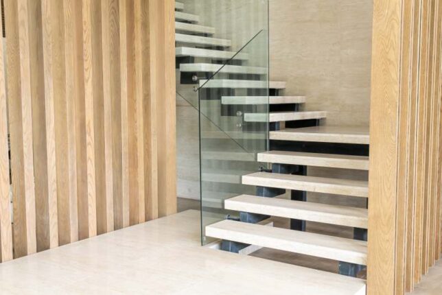 Jak dobrać schody otwarte do wnętrza domu? Pomysły na aranżację